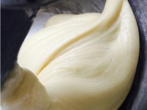 除黄油和装饰之外的一起混合揉面，揉至可以拉出厚膜，加入软化黄油，继续揉至可以拉出比较薄，不断裂的手套膜，放置温暖处发酵至两倍大