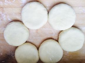 6个都做好，注意不要太用力，豆沙馅按均匀就行