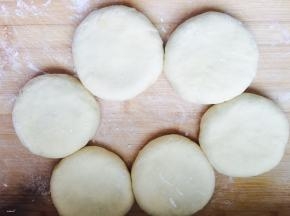 6个都做好，注意不要太用力，豆沙馅按均匀就行