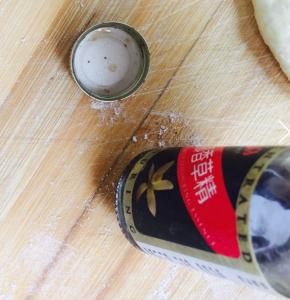 我用的是香草精的盖子，按出脸