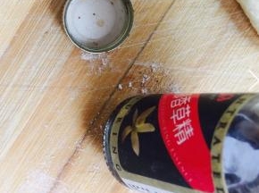 我用的是香草精的盖子，按出脸