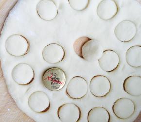 把剩下的面团，擀薄，用香草精的盖子，压出圆形，当脸，和鼻子