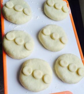 放置如图位置，轻轻按压至粘合