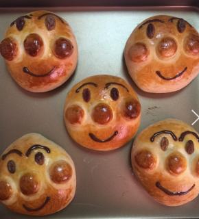 晾凉后用巧克力笔画眉毛和嘴巴，随你怎么画。