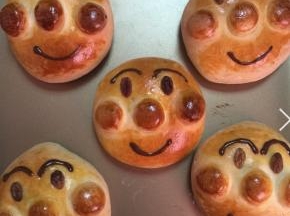 晾凉后用巧克力笔画眉毛和嘴巴，随你怎么画。