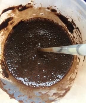 50克黑凉粉加150毫升冷水搅拌均匀