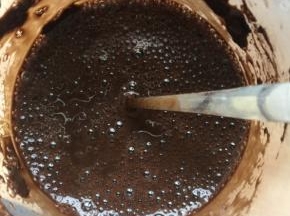 50克黑凉粉加150毫升冷水搅拌均匀