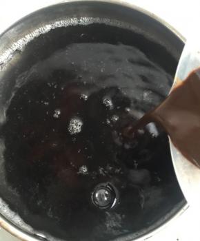 剩余1100毫升水烧开，把黑凉粉浆倒入，搅拌均匀至浓厚，关火，晾几分钟
