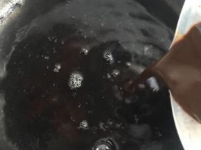 剩余1100毫升水烧开，把黑凉粉浆倒入，搅拌均匀至浓厚，关火，晾几分钟