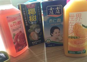 淋上喜欢的饮料，果汁，咖啡，杏仁露，椰汁，奶茶，蜂蜜等等~随你喜欢，再放入蜜红豆