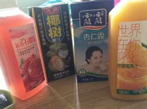 淋上喜欢的饮料，果汁，咖啡，杏仁露，椰汁，奶茶，蜂蜜等等~随你喜欢，再放入蜜红豆