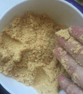 黄油融化，饼干敲碎或者料理机打碎，加黄油搅匀，我用的6寸活底模具，放油纸，把饼干黄油混合物，均匀铺在模具底部，压实，放到冷冻室15分钟