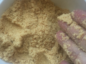 黄油融化，饼干敲碎或者料理机打碎，加黄油搅匀，我用的6寸活底模具，放油纸，把饼干黄油混合物，均匀铺在模具底部，压实，放到冷冻室15分钟