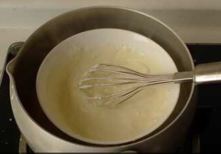 两片吉利丁放到凉水中泡软，奶酪隔热水搅打至顺滑，加入糖和奶油和牛奶，充分搅匀，最后加入软化的吉利丁片，搅和至吉利丁融化，晾几分钟至不烫，过滤备用