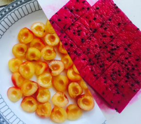 樱桃对半切开去籽，红心火龙果切好看丁