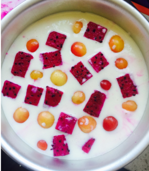 再倒剩余奶酪糊，再放入几颗樱桃和火龙果丁，轻轻放入冰箱冷冻室里冻至少一小时