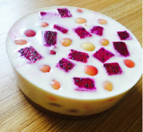 用吹风机吹模具外侧一圈，吹几下就行，用个小口径的瓶子顶住底，一顶就能脱模