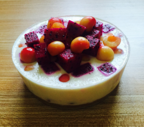 表面装饰少许樱桃和火龙果丁