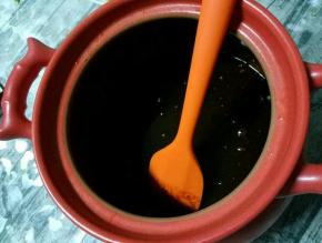 阿胶粉，黄酒倒入砂锅，搅拌均匀。浸泡三四个小时，中途时不时的搅拌一下，让阿胶粉和黄酒充分融合。