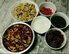 红枣去核，剪成小块，核桃仁放烤箱里160度烤15分钟左右，芝麻炒熟，枸杞和桂圆肉洗干净沥干待用。