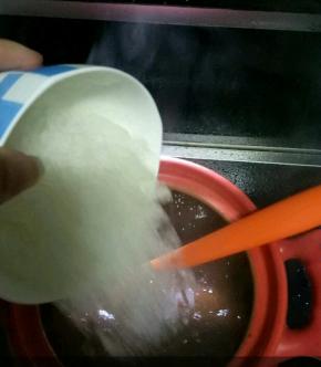 浸泡好的阿胶粉开大火煮开后加入冰糖，转小火熬煮，用硅胶棒不停的搅拌，防止粘锅。