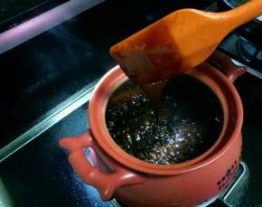 差不多熬半小时，出现挂旗效果，关火，开始从大到小加配料。