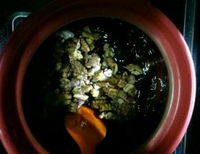 加入核桃仁，快速搅拌均匀。