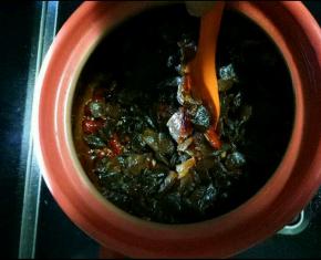 倒入桂圆肉,拌匀。