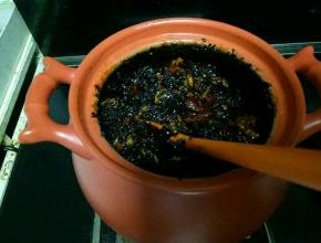 最后加入枸杞和芝麻，这时候搅拌已经有些困难，要非常大力并且快速的搅匀。