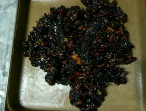 把拌好的阿胶倒在铺着油布的烤盘里，压实压平（我直接在阿胶上面盖了层硅胶垫，拿擀面杖擀平），冷却以后放冰箱冷藏一夜。