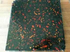 取出冷藏好的阿胶，切片。