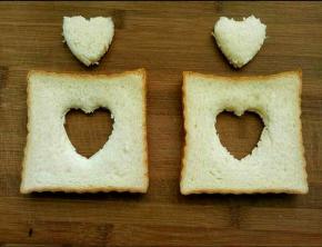 用模具将一片土司扣出一个爱心（我做的是两份）。