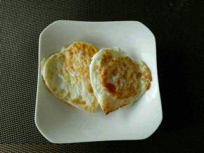 煎至两面金黄起锅待用。