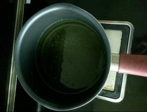 把油倒入锅里，烧至八九分热。