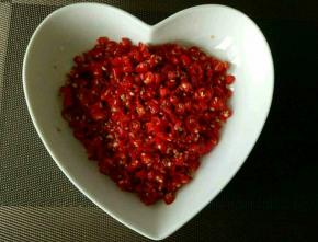 辣椒洗干净，用厨房用纸擦干，切成碎末。