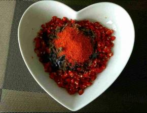 把辣椒粉，花椒粉，蚝油，味极鲜倒入碗里拌匀。