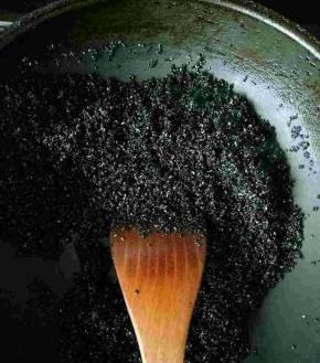 芝麻洗干净放入锅里炒干，加入一点盐继续翻炒一会起锅（用白芝麻颜色会更漂亮，我买不到白芝麻，只能买点黑芝麻现炒）。