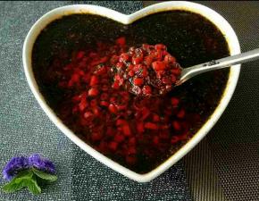 将烧好的热油倒入碗里，将所有配料拌匀（这个碗必须要足够耐热哦，没有的话也可以将所有配料倒入油锅里翻拌，如倒油锅里翻拌，要记得先关火）。