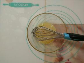 鸡蛋加入细砂糖，用打蛋器搅拌均匀