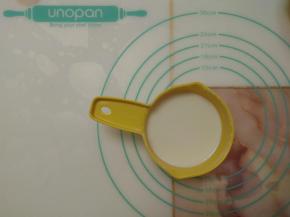 牛奶加入过筛的低筋面粉中混合均匀