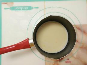 把2和3中倒入锅中混合均匀，小火边加热边搅拌，就浓稠后离火