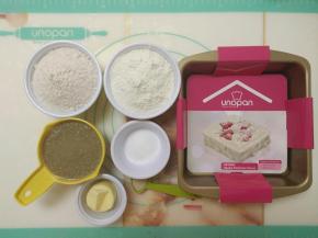 准备好制作面包的原料和模具