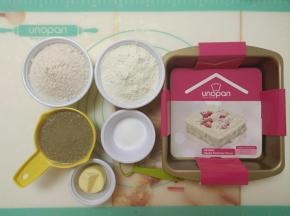 准备好制作面包的原料和模具