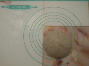 揉至完全阶段（可以拉出薄膜）