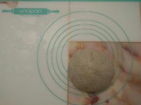 揉至完全阶段（可以拉出薄膜）