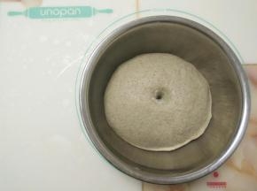 放入盆内，放温暖处发酵一小时左右，至两倍大