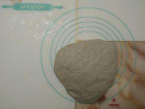 取出发酵好的面团，拍出空气