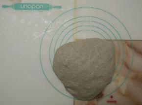 取出发酵好的面团，拍出空气