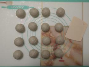 平均分成16份，分别滚圆