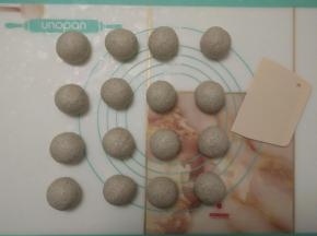 平均分成16份，分别滚圆